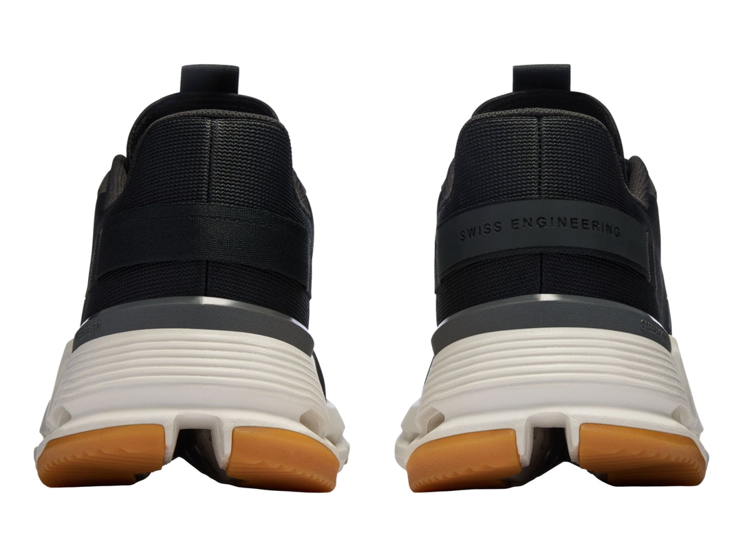 Tenis deportivos On Cloudnova Form 2 en color negro con suela blanca y detalles en marrón.