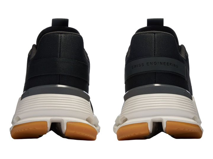 Tenis deportivos On Cloudnova Form 2 en color negro con suela blanca y detalles en marrón.