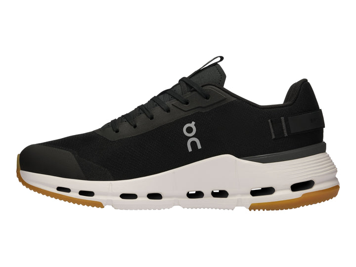Tenis deportivos On Cloudnova Form 2 en color negro con suela blanca y detalles en marrón.