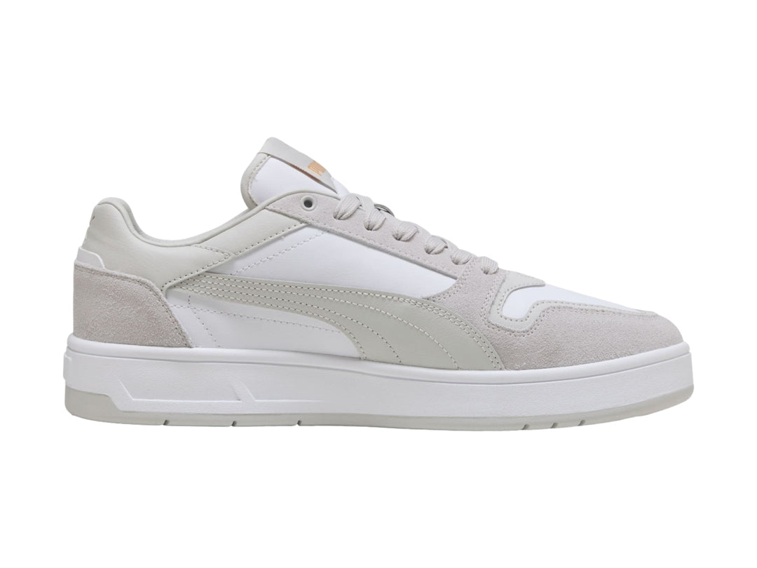 Tenis PUMA Court Classic Street SD en color blanco y gris glacial con suela blanca.