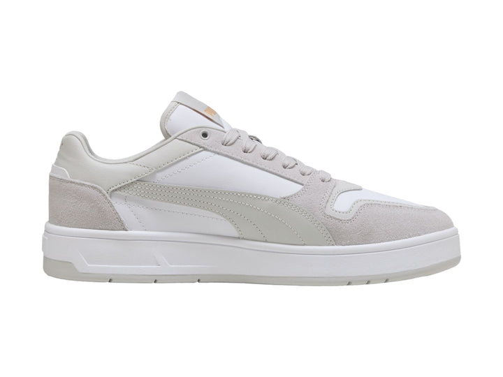 Tenis PUMA Court Classic Street SD en color blanco y gris glacial con suela blanca.
