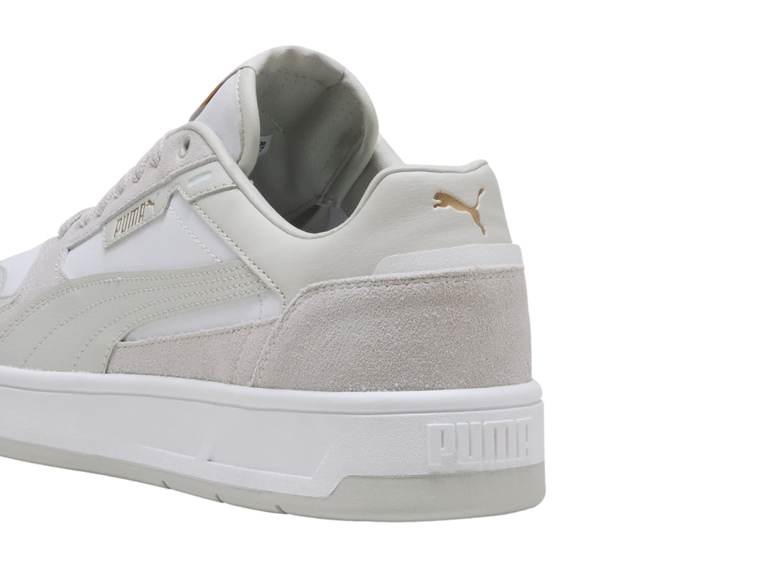 Tenis PUMA Court Classic Street SD en color blanco y gris glacial con suela blanca.