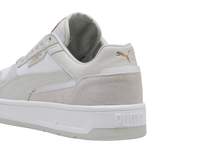 Tenis PUMA Court Classic Street SD en color blanco y gris glacial con suela blanca.