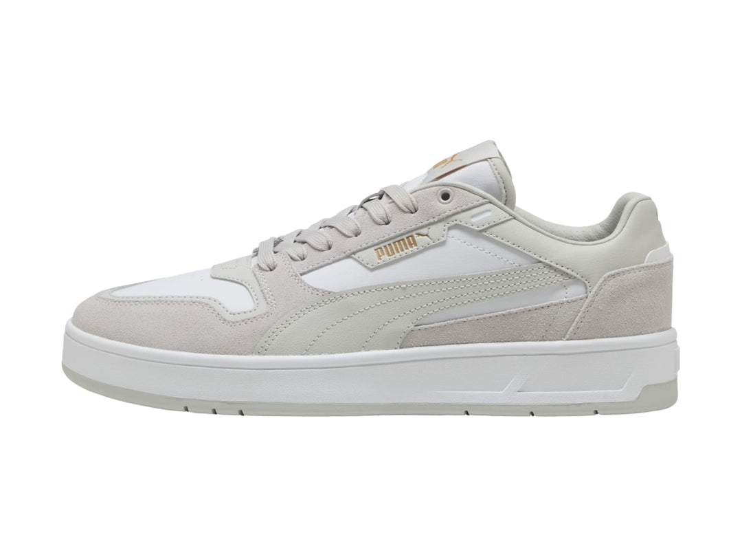 Tenis PUMA Court Classic Street SD en color blanco y gris glacial con suela blanca.