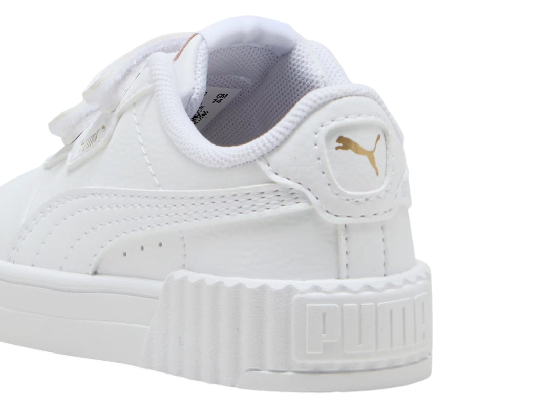 Tenis PUMA Carina 3.0 V infantiles en color blanco con cierre de velcro y suela de plataforma.