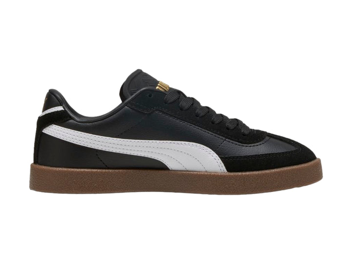 Tenis PUMA Club II Era JR en color negro con franja blanca y suela café para niños.