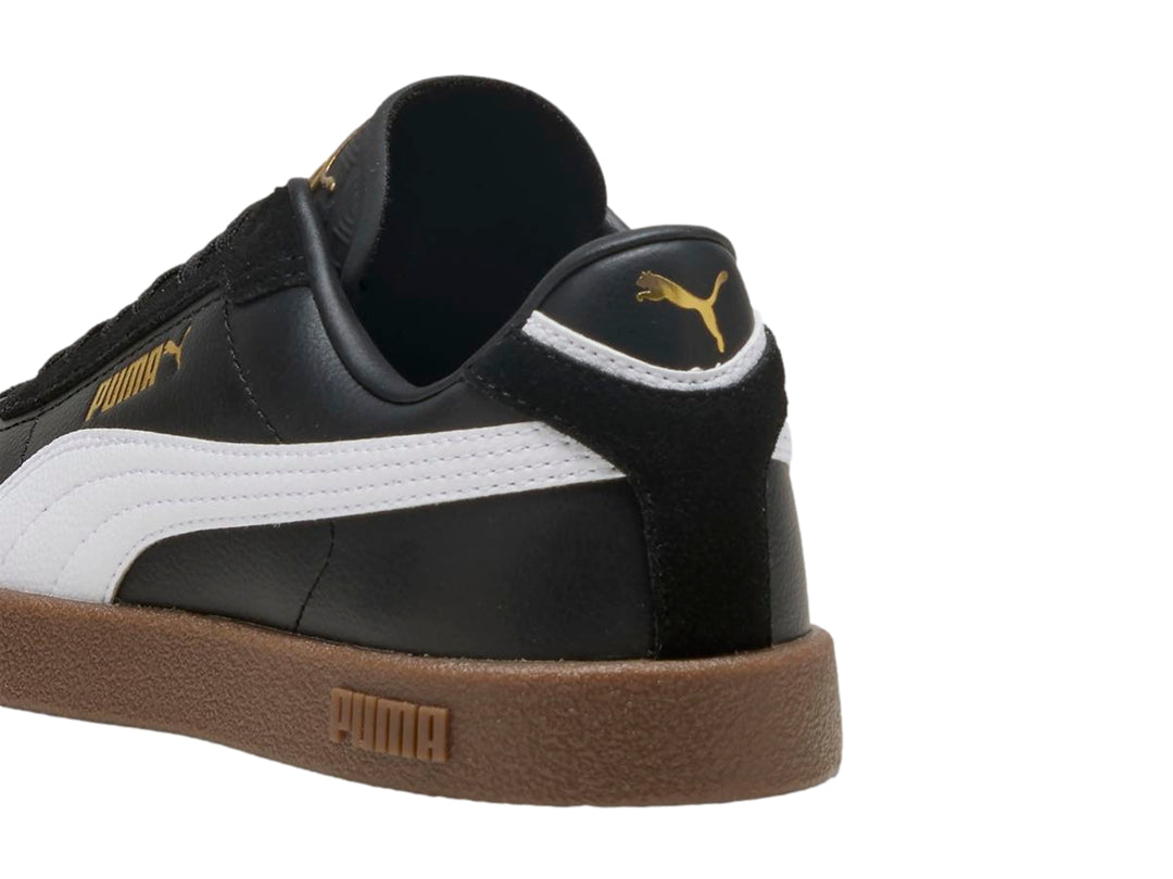 Tenis PUMA Club II Era JR en color negro con franja blanca y suela café para niños.