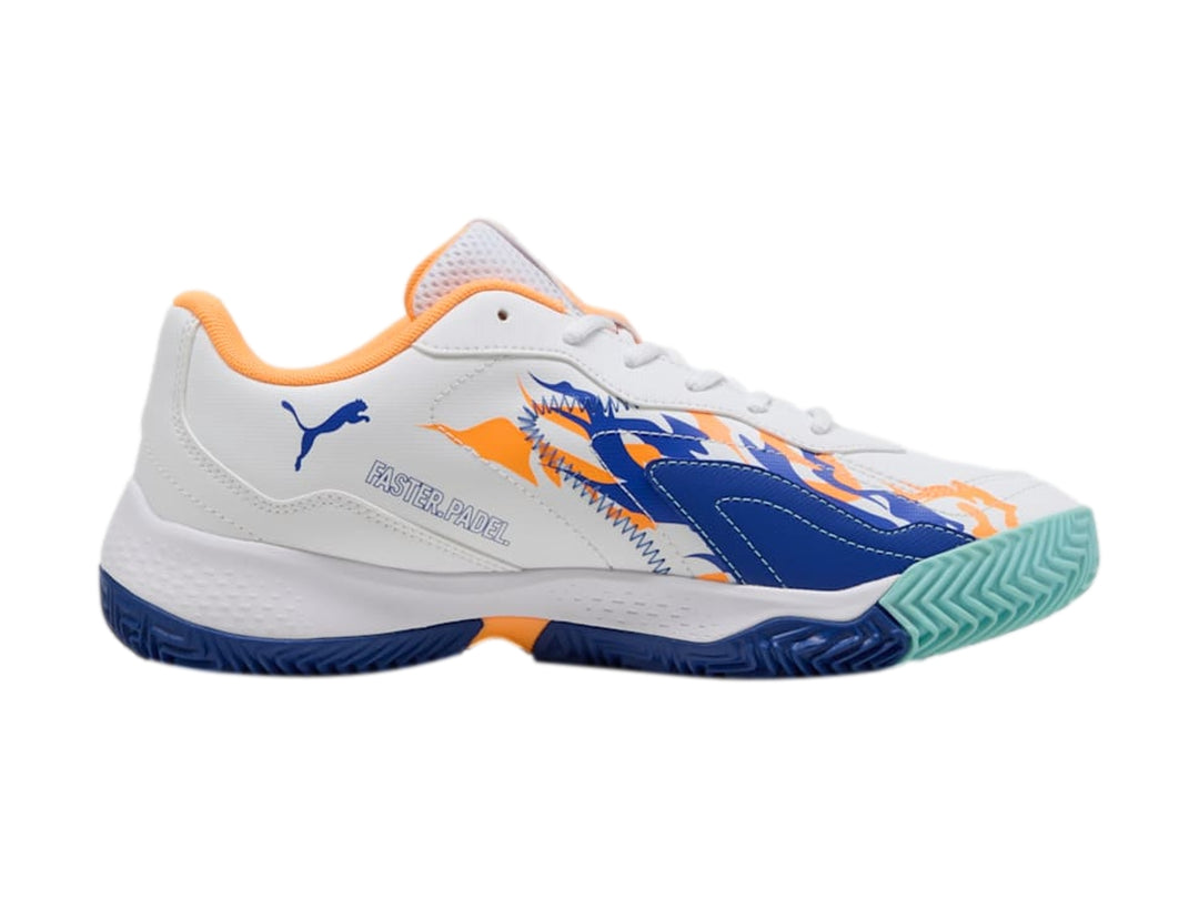 Tenis PUMA Nova Smash en color blanco con detalles gráficos en azul y naranja y suela verde.