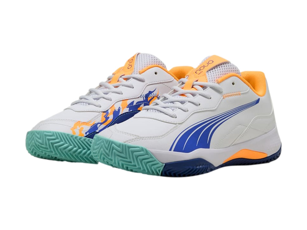 Tenis PUMA Nova Smash en color blanco con detalles gráficos en azul y naranja y suela verde.