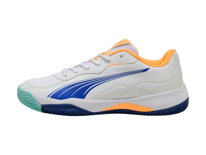 Tenis PUMA Nova Smash en color blanco con detalles gráficos en azul y naranja y suela verde.
