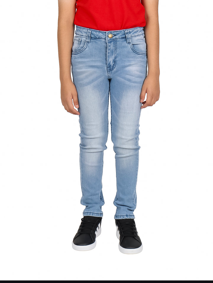 Pantalones vaqueros rectos en color azul denim deslavado para niño.