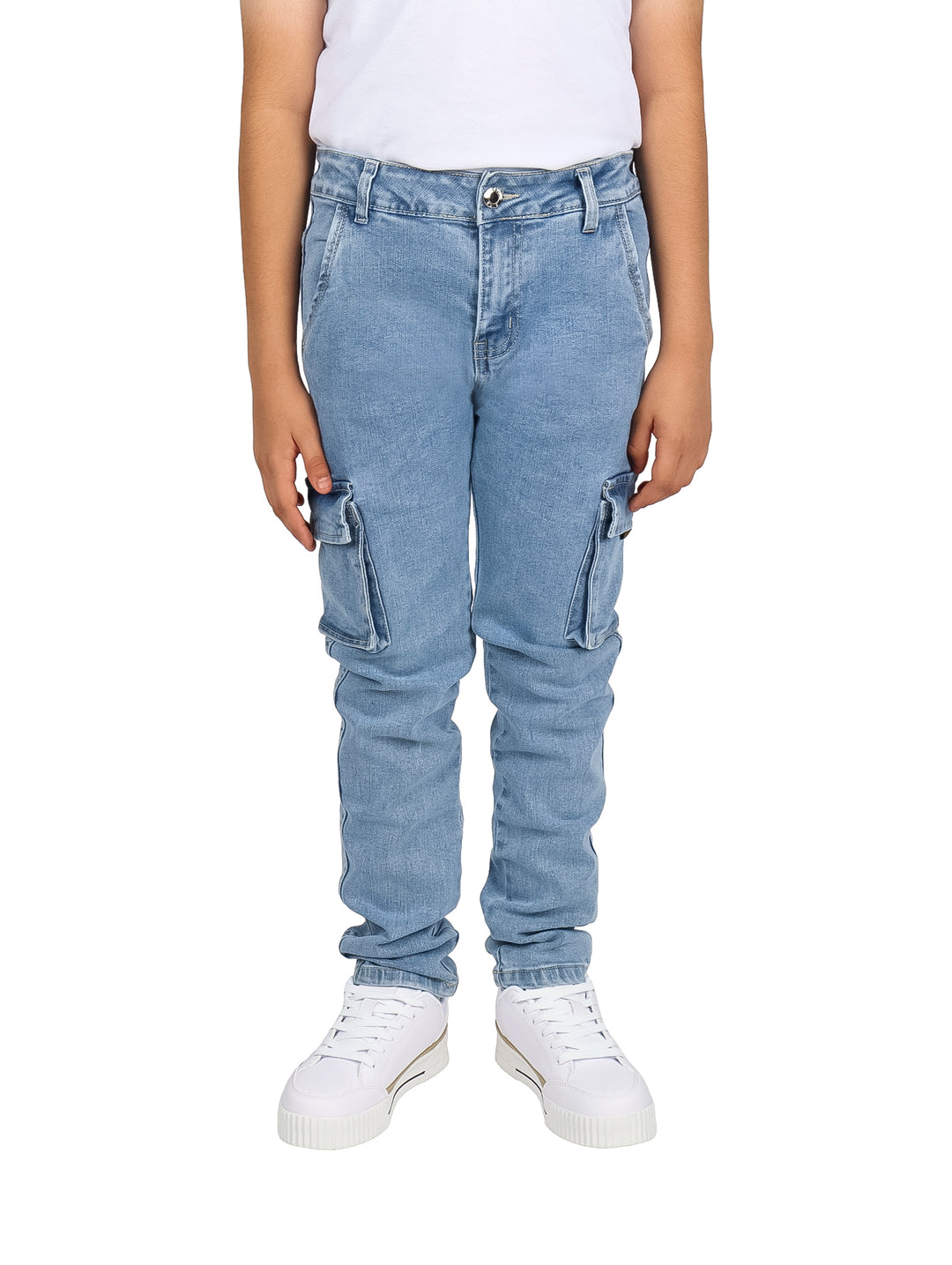 Pantalones vaqueros tipo cargo en color azul claro para niño, con bolsillos laterales y corte ajustado.