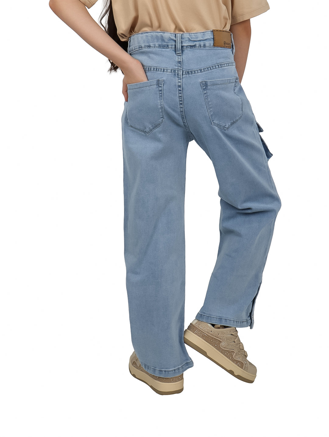 Pantalones cargo de mezclilla azul claro para niña, vista posterior con bolsillos traseros y corte recto.