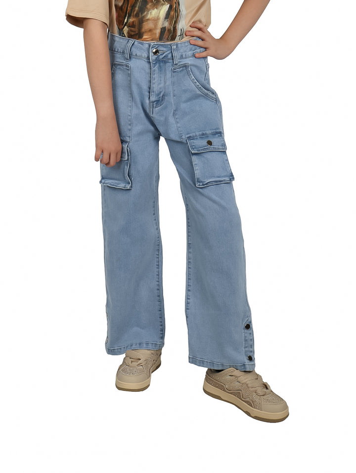 Pantalones cargo de mezclilla azul claro para niña, vista posterior con bolsillos traseros y corte recto.
