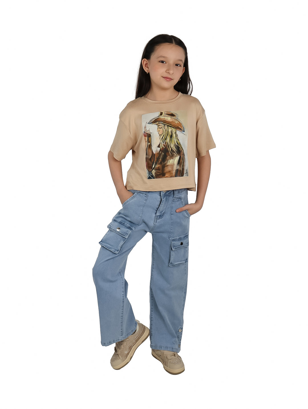 Pantalones cargo de mezclilla azul claro para niña, vista posterior con bolsillos traseros y corte recto.