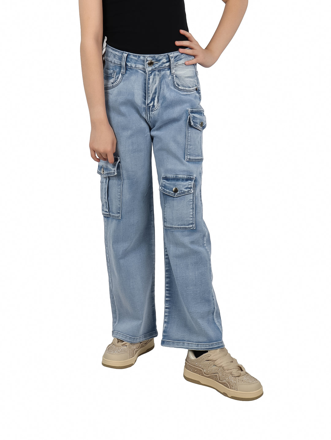 Jeans cargo color azul claro para niña con bolsillos laterales y corte ancho.
