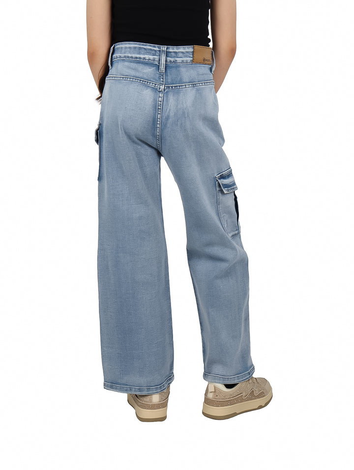 Jeans cargo color azul claro para niña con bolsillos laterales y corte ancho.