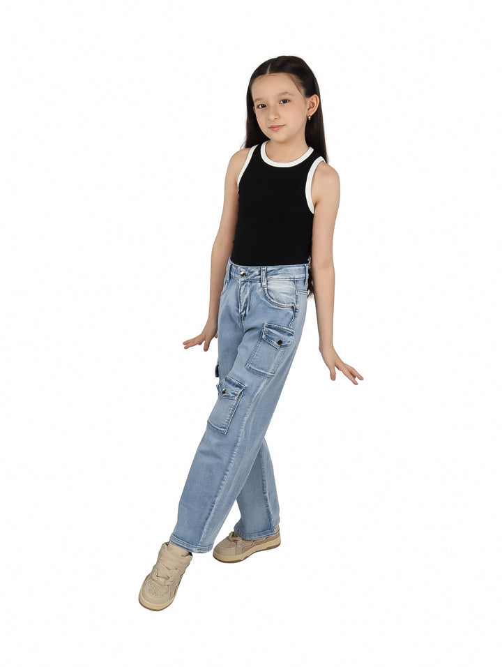Jeans cargo color azul claro para niña con bolsillos laterales y corte ancho.