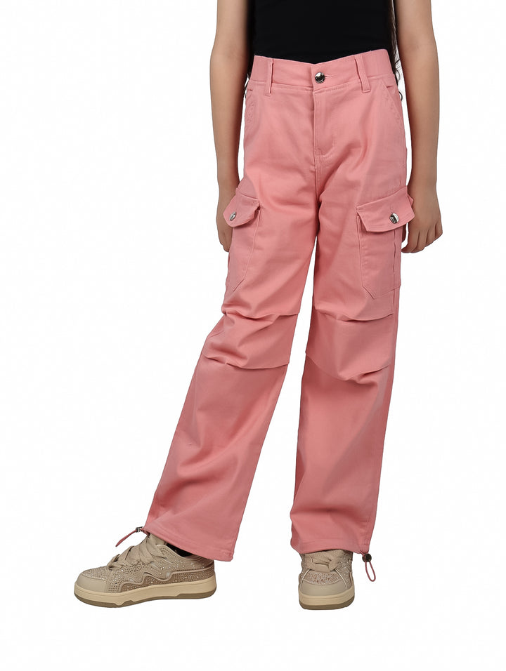 Pantalones cargo color rosa para niña con bolsillos laterales y corte recto.