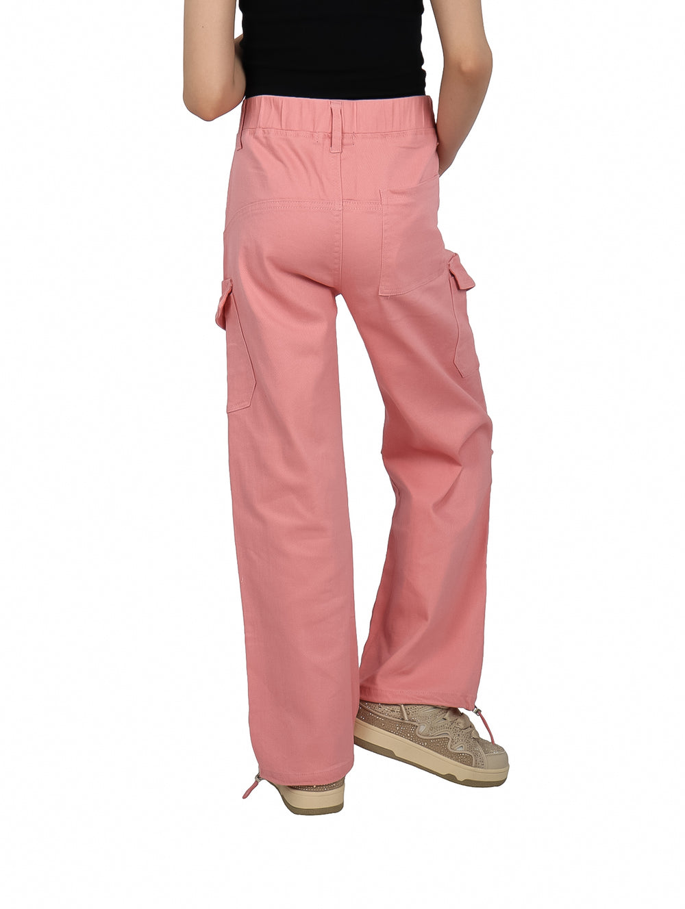 Pantalones cargo color rosa para niña con bolsillos laterales y corte recto.