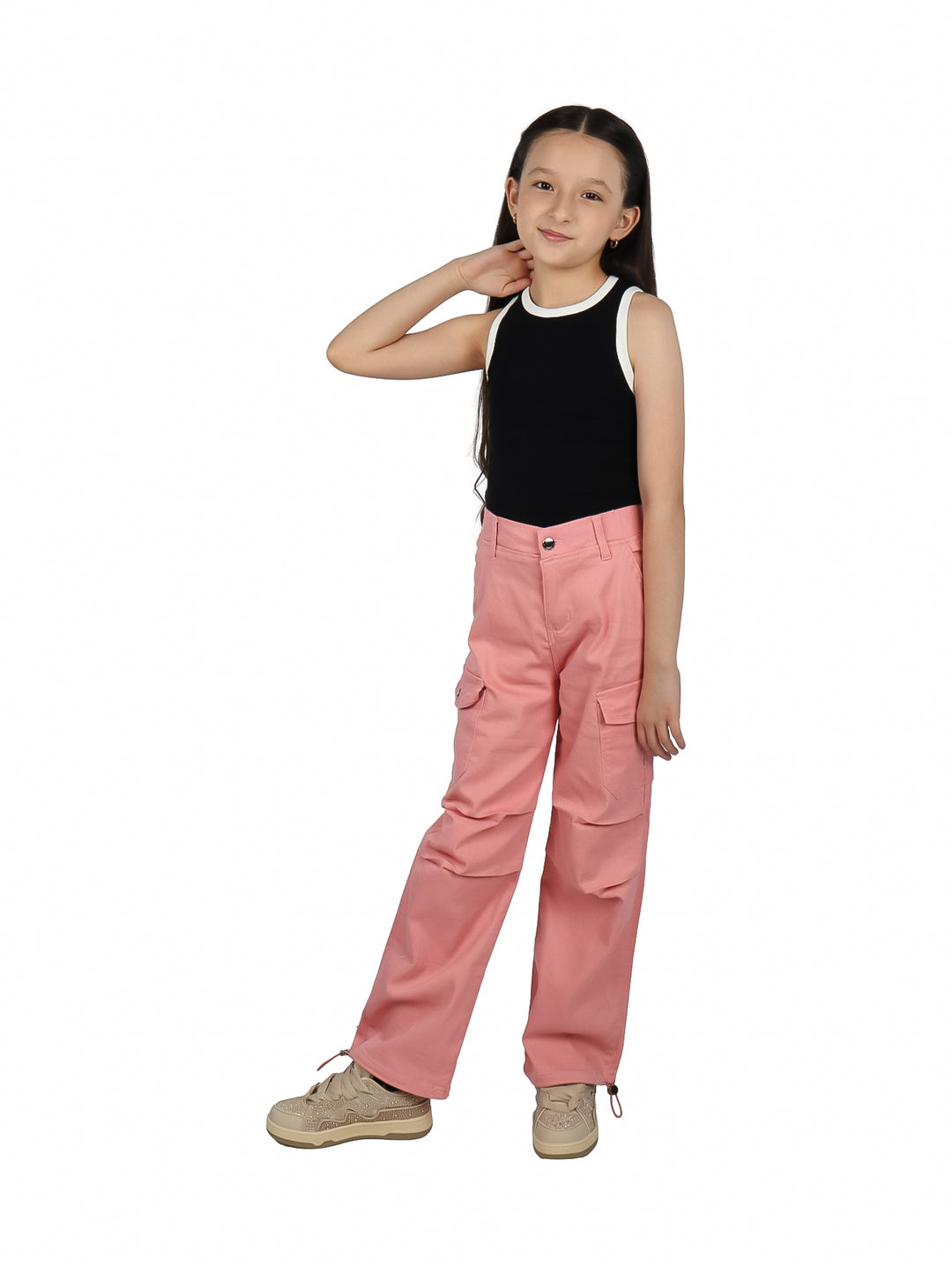 Pantalones cargo color rosa para niña con bolsillos laterales y corte recto.