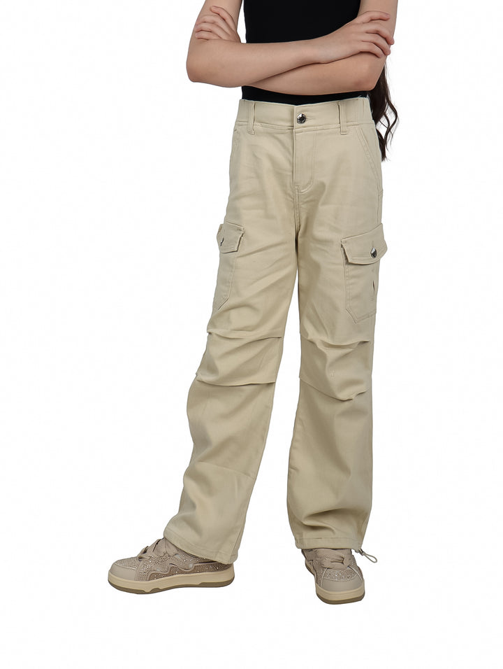 Pantalones cargo color beige con bolsillos laterales para niño o niña.