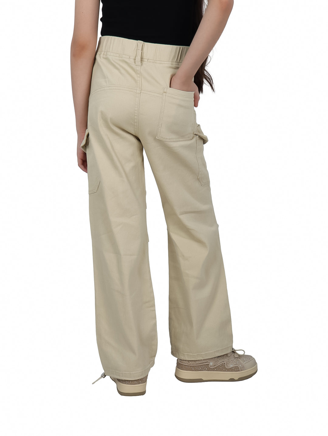 Pantalones cargo color beige con bolsillos laterales para niño o niña.