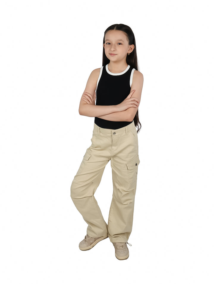 Pantalones cargo color beige con bolsillos laterales para niño o niña.