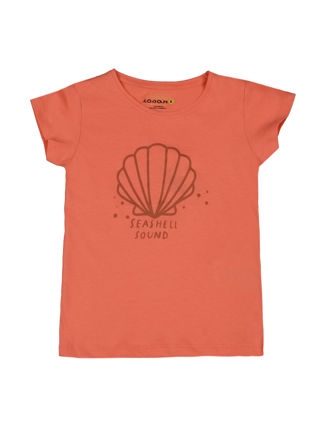 Playera color salmón para niña con estampado de caracola marrón y texto Seashell Sound.