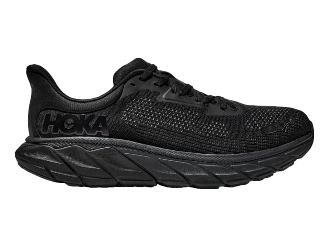 Tenis deportivos HOKA Arahi 7 en color negro total, vista lateral.
