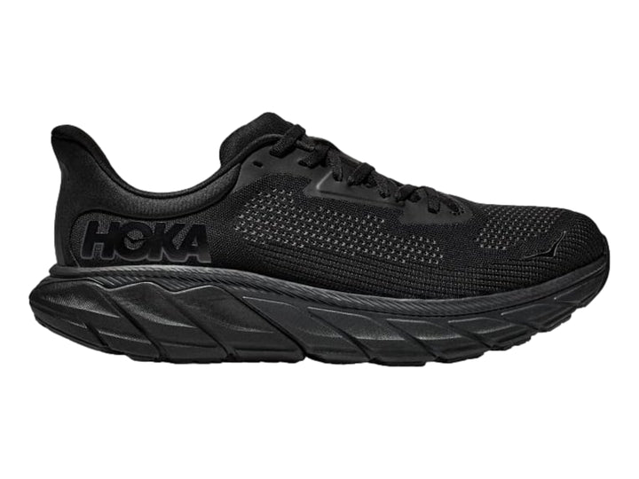 Tenis deportivos HOKA Arahi 7 en color negro total, vista lateral.