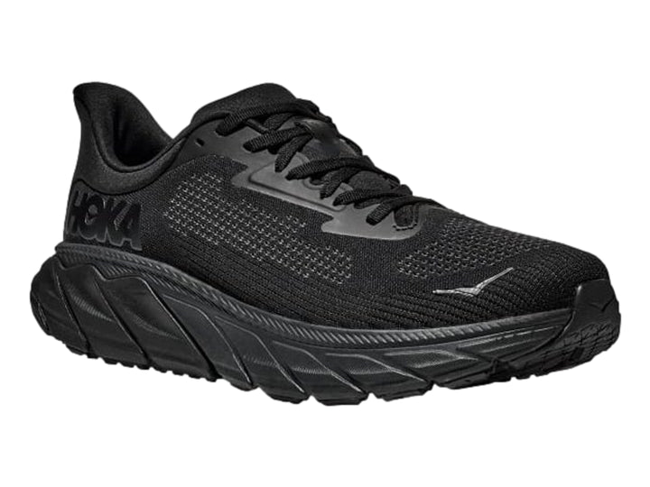 Tenis deportivos HOKA Arahi 7 en color negro total, vista lateral.