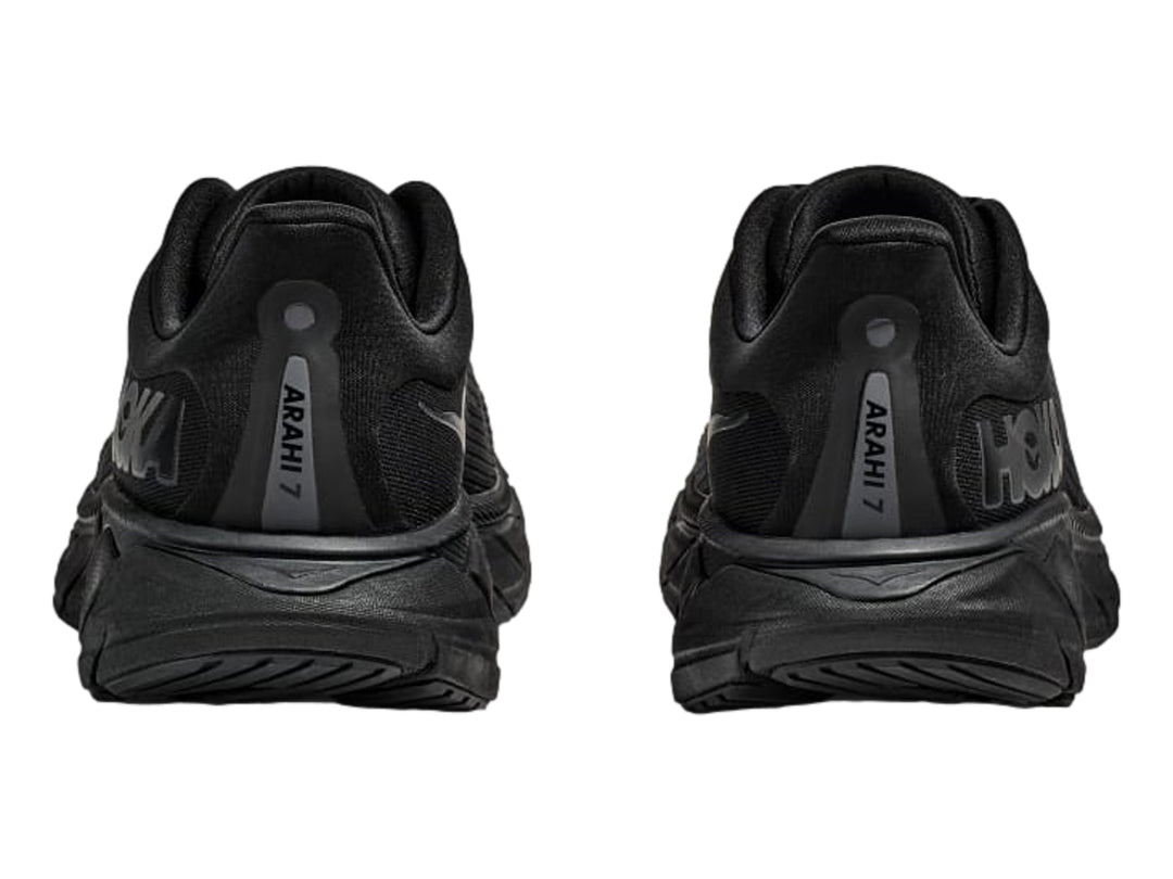 Tenis deportivos HOKA Arahi 7 en color negro total, vista lateral.