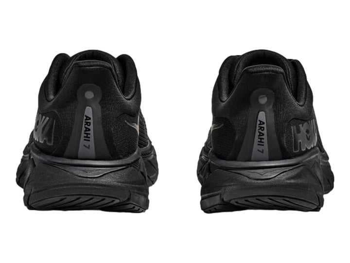 Tenis deportivos HOKA Arahi 7 en color negro total, vista lateral.