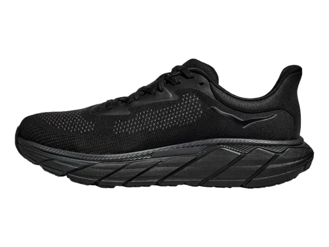 Tenis deportivos HOKA Arahi 7 en color negro total, vista lateral.