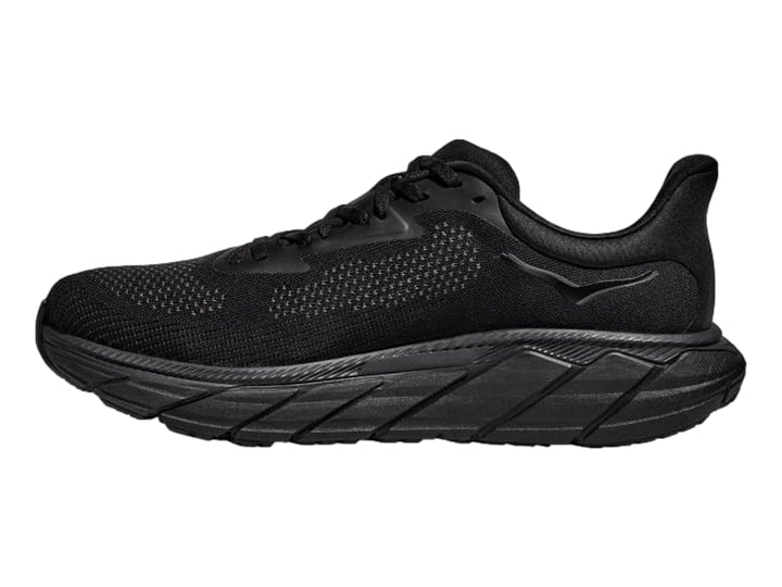 Tenis deportivos HOKA Arahi 7 en color negro total, vista lateral.