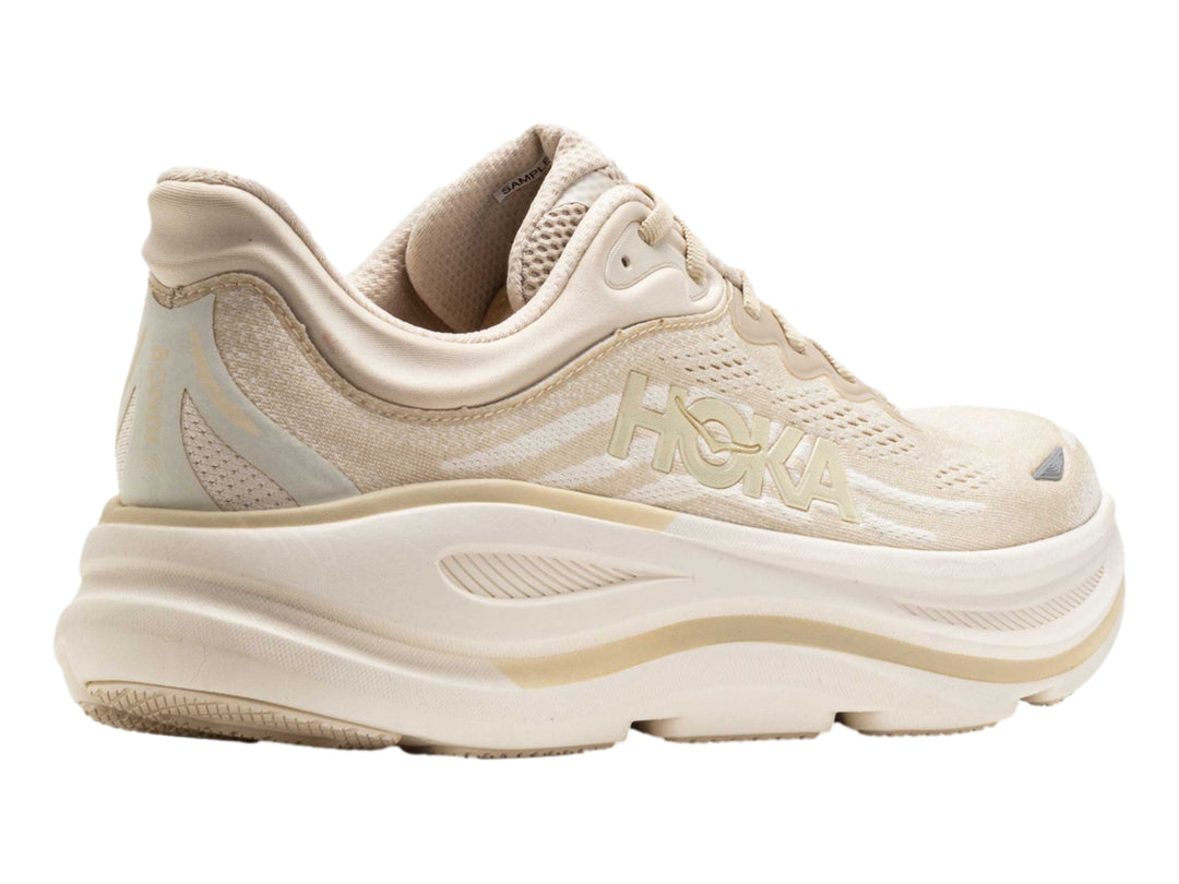 Tenis deportivos HOKA Bondi 9 en color beige oatmeal con suela ancha y amortiguada.