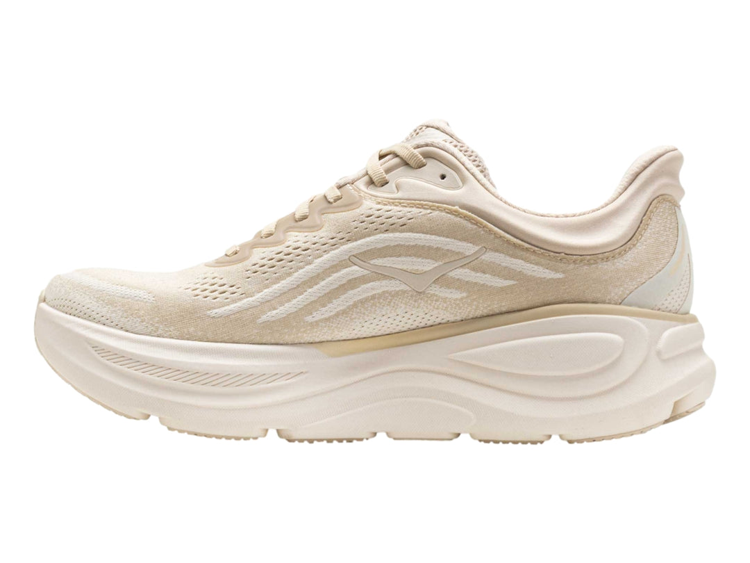 Tenis deportivos HOKA Bondi 9 en color beige oatmeal con suela ancha y amortiguada.