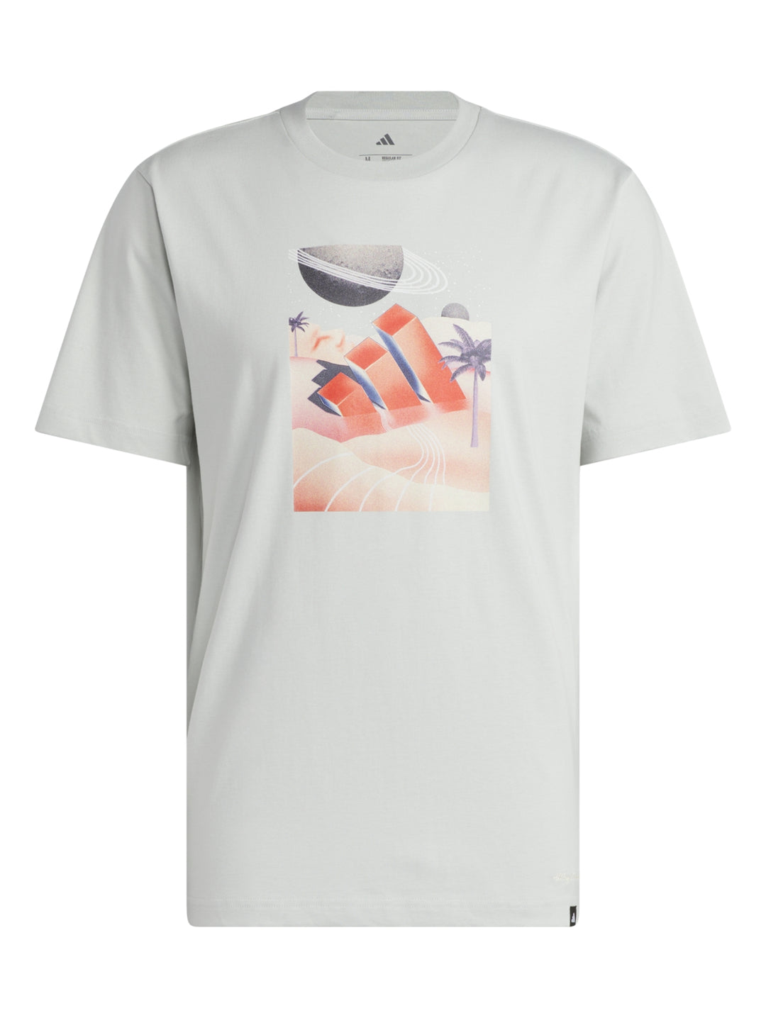 Hombre vistiendo camiseta blanca Adidas con estampado gráfico de paisaje playero en tonos naranja y azul.