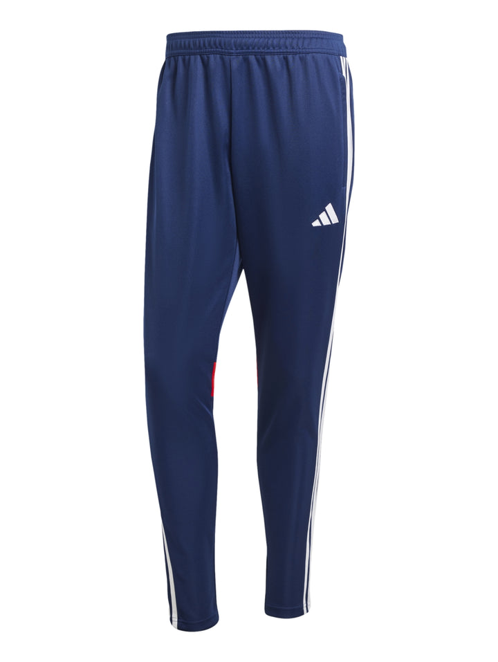 Pantalón deportivo Adidas azul marino con franjas blancas laterales y un pequeño detalle rojo en la pierna.