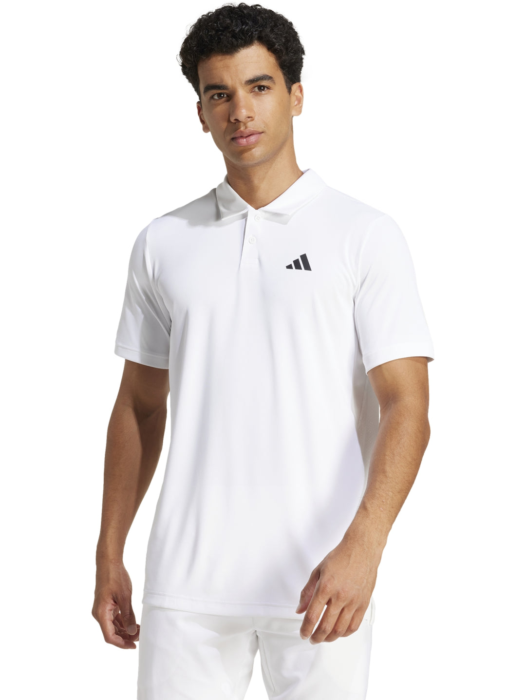 Hombre vistiendo una playera polo deportiva Adidas de color blanco con logo en el pecho.