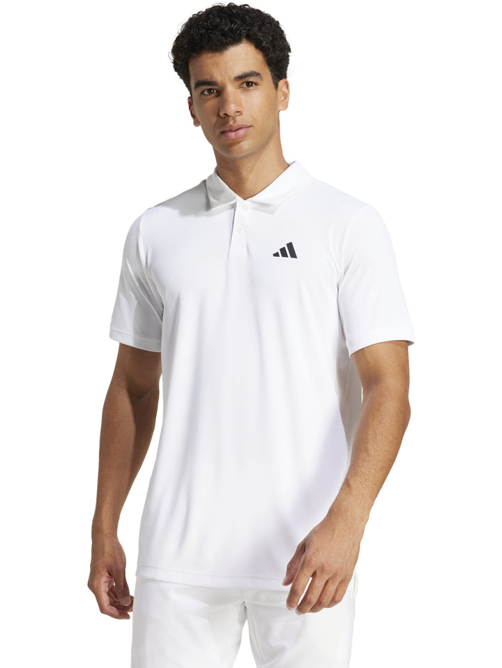 Hombre vistiendo una playera polo deportiva Adidas de color blanco con logo en el pecho.