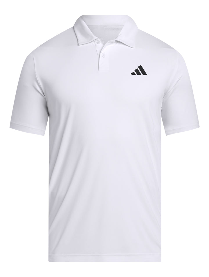 Hombre vistiendo una playera polo deportiva Adidas de color blanco con logo en el pecho.