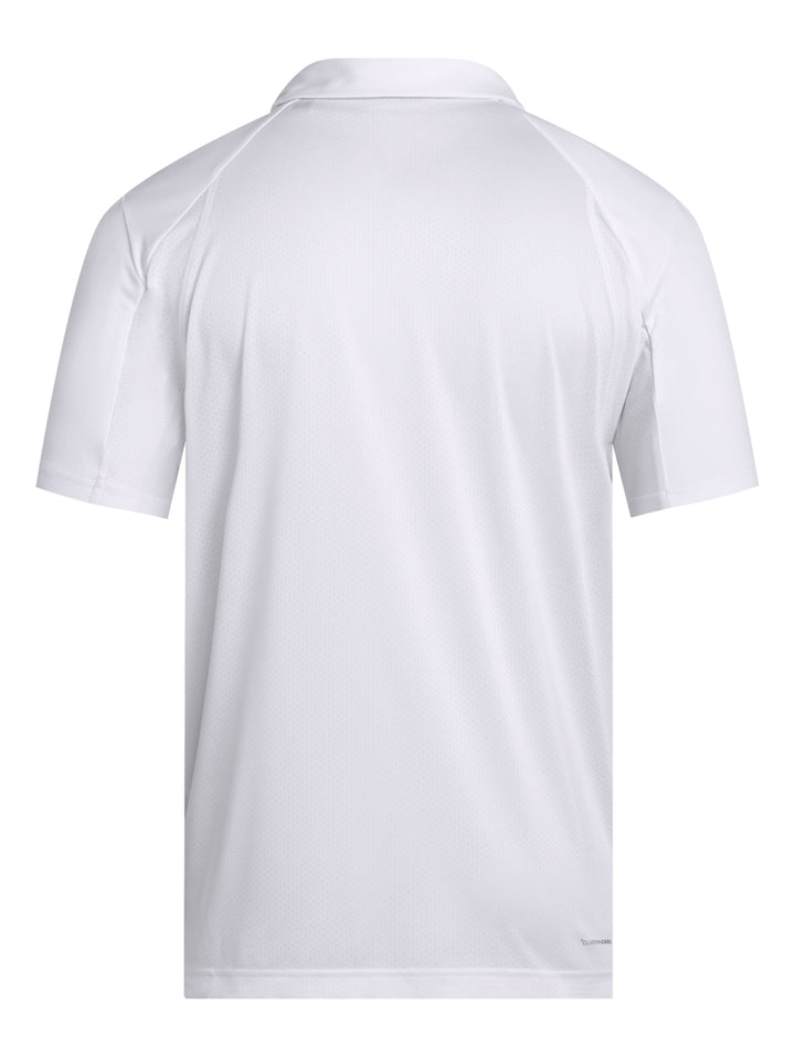Hombre vistiendo una playera polo deportiva Adidas de color blanco con logo en el pecho.