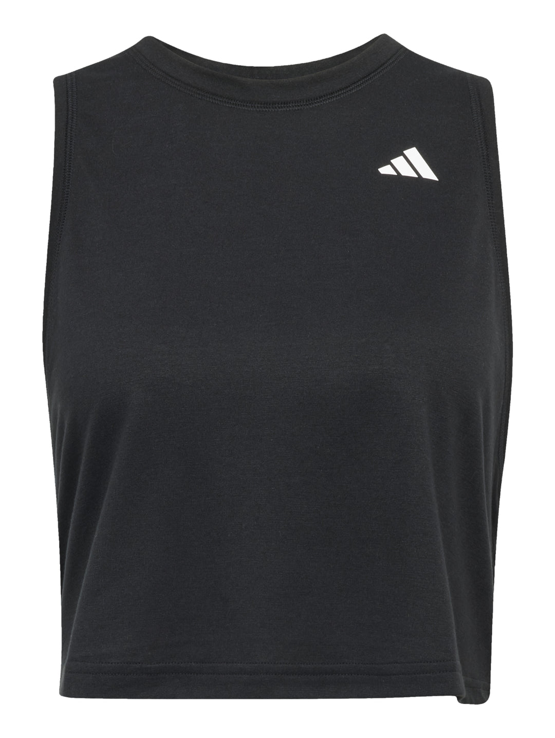 Mujer vistiendo un top deportivo negro sin mangas de corte boxy y shorts negros de la marca Adidas.