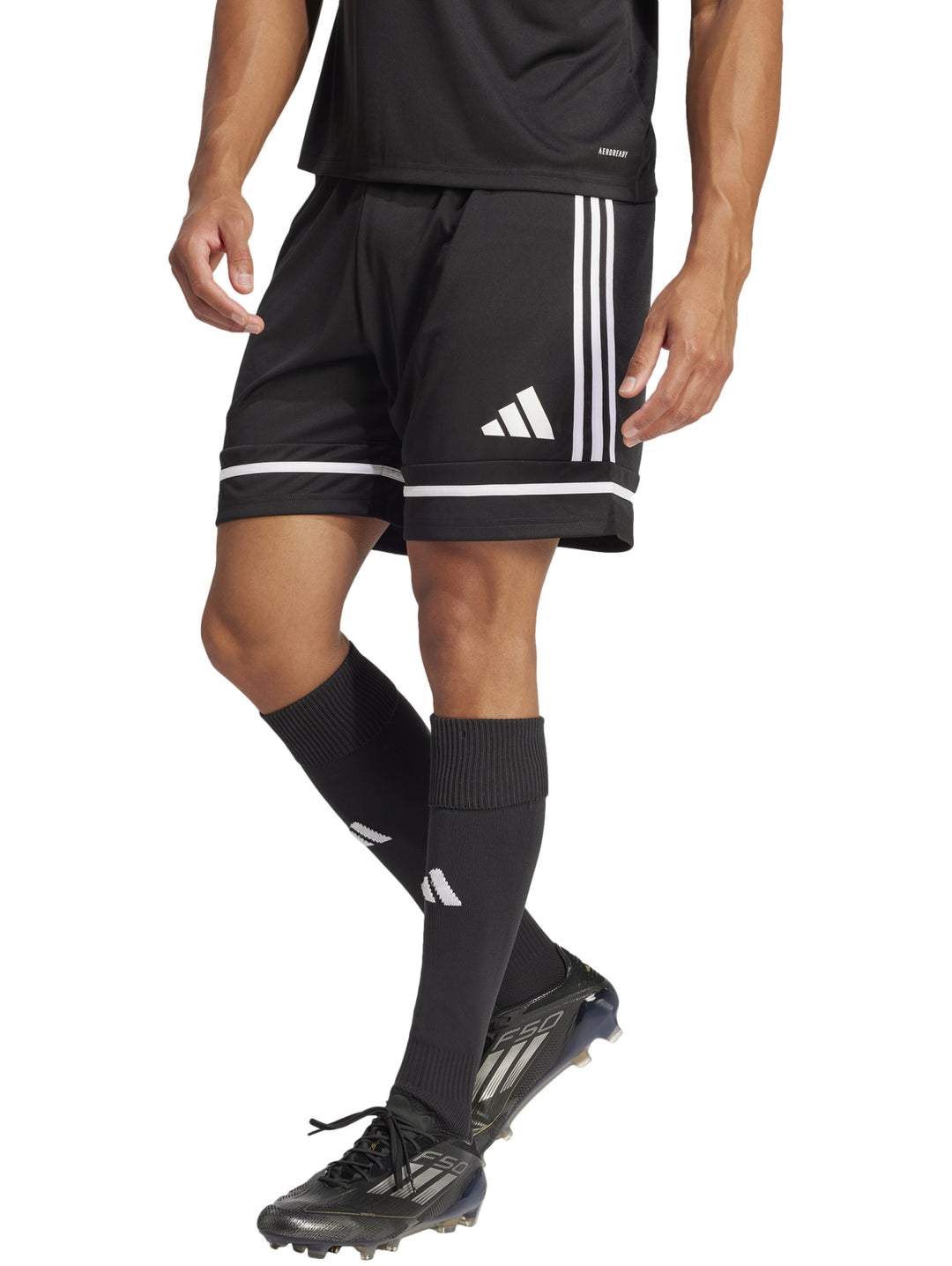 Hombre vistiendo shorts deportivos Adidas color negro con rayas blancas laterales.