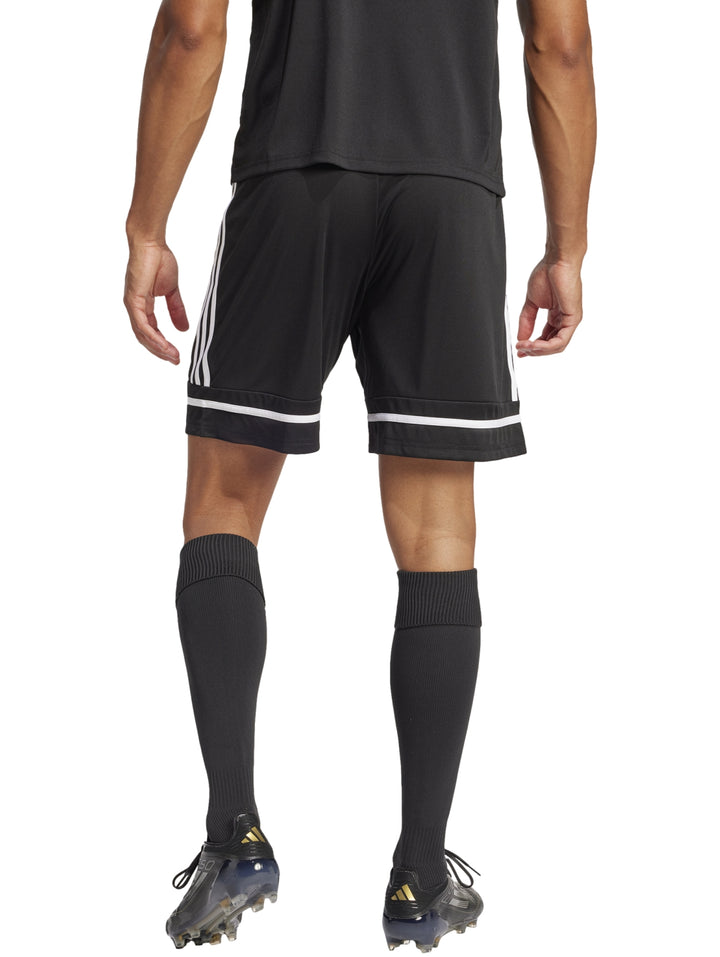 Hombre vistiendo shorts deportivos Adidas color negro con rayas blancas laterales.