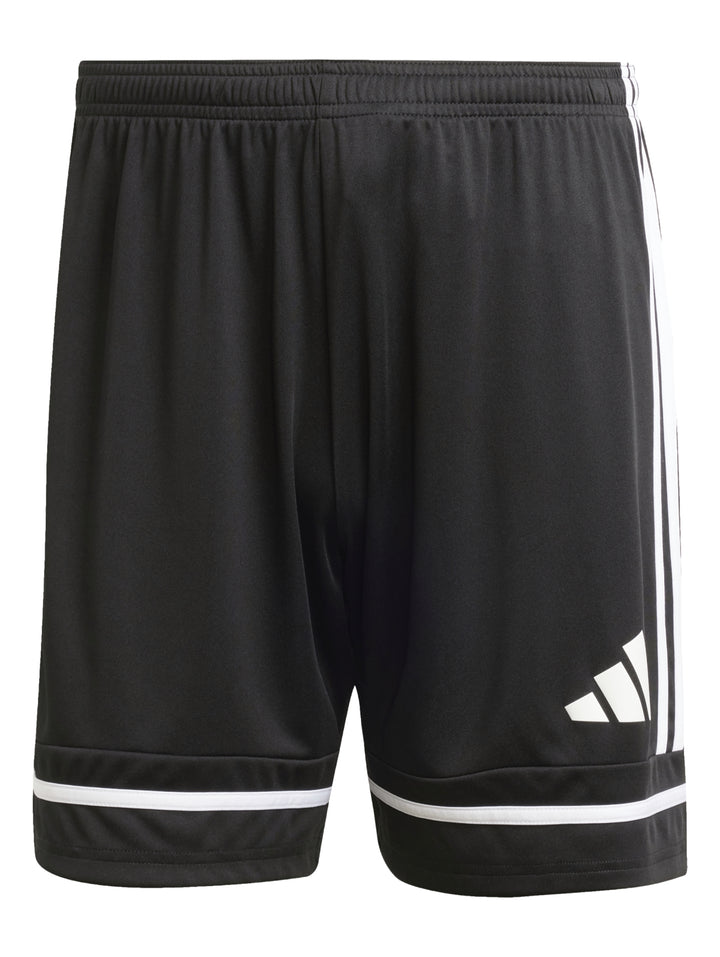 Hombre vistiendo shorts deportivos Adidas color negro con rayas blancas laterales.