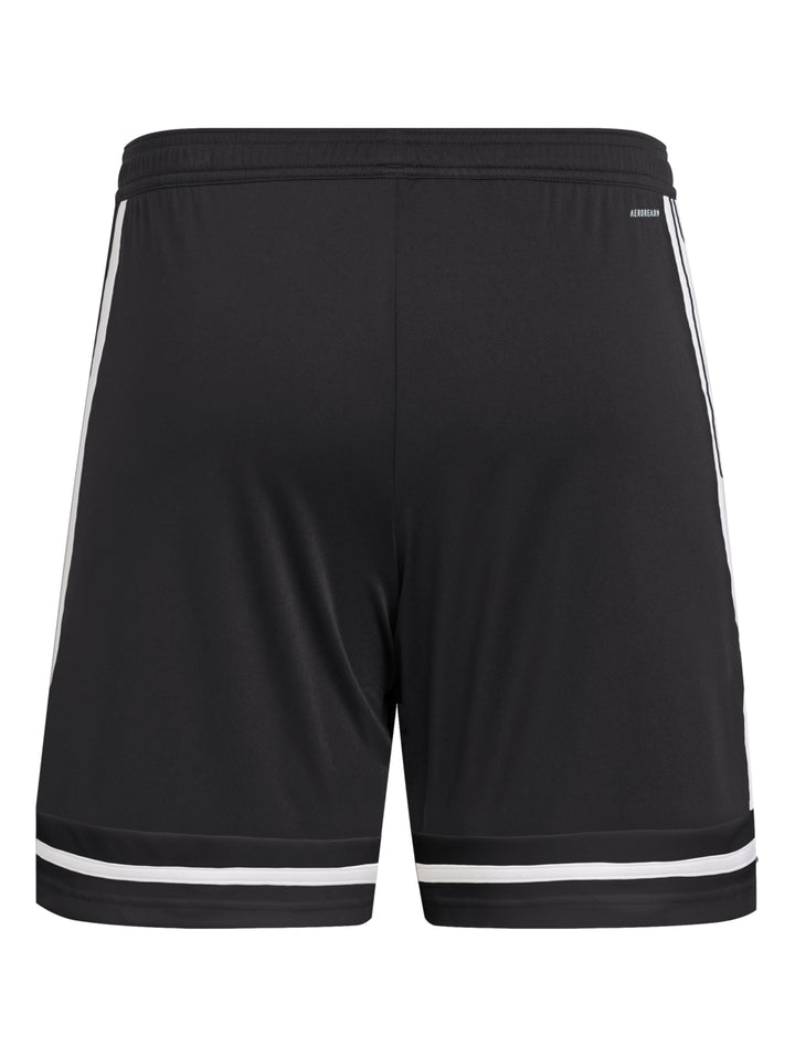 Hombre vistiendo shorts deportivos Adidas color negro con rayas blancas laterales.