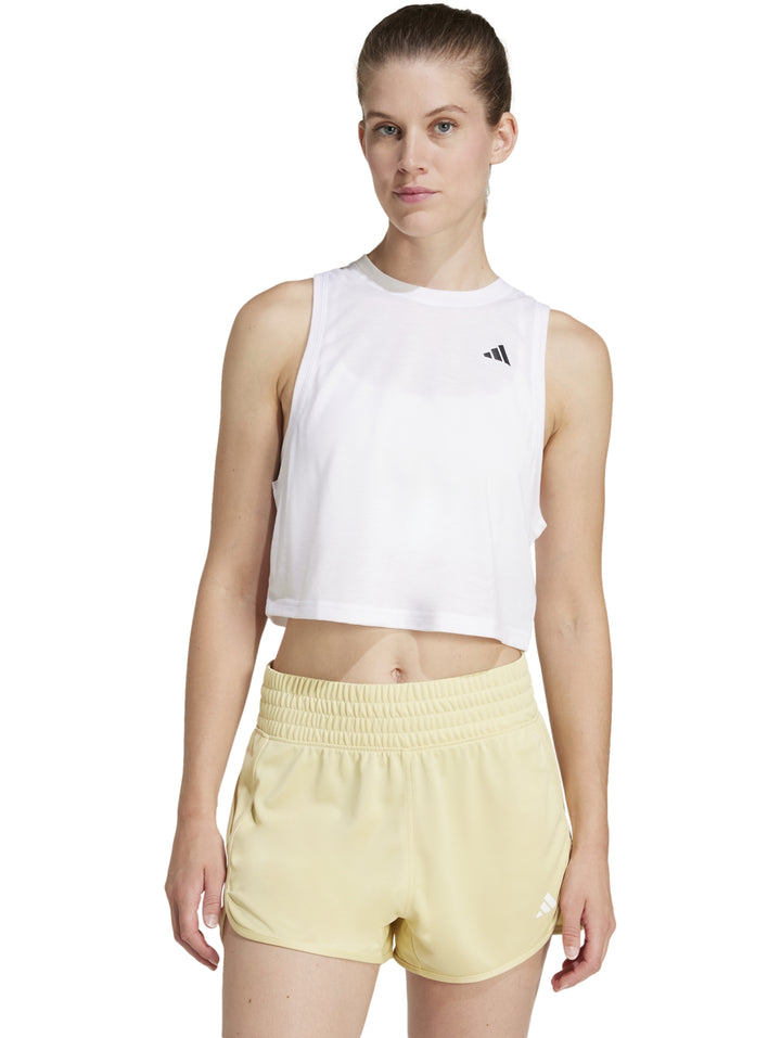 Camiseta deportiva Adidas blanca sin mangas, estilo boxy y corto, ideal para entrenamiento.